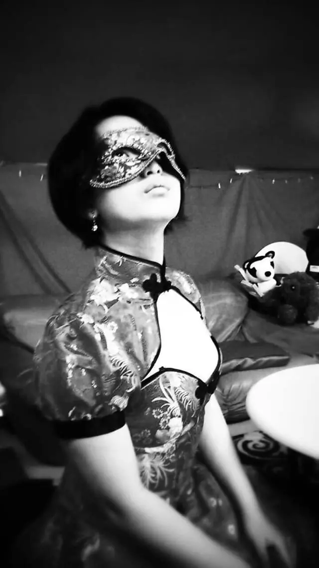 仮面と衣装をまとった参加者の記録写真