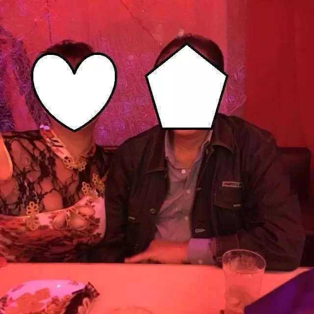 テーブルを囲む過去開催の歓談写真