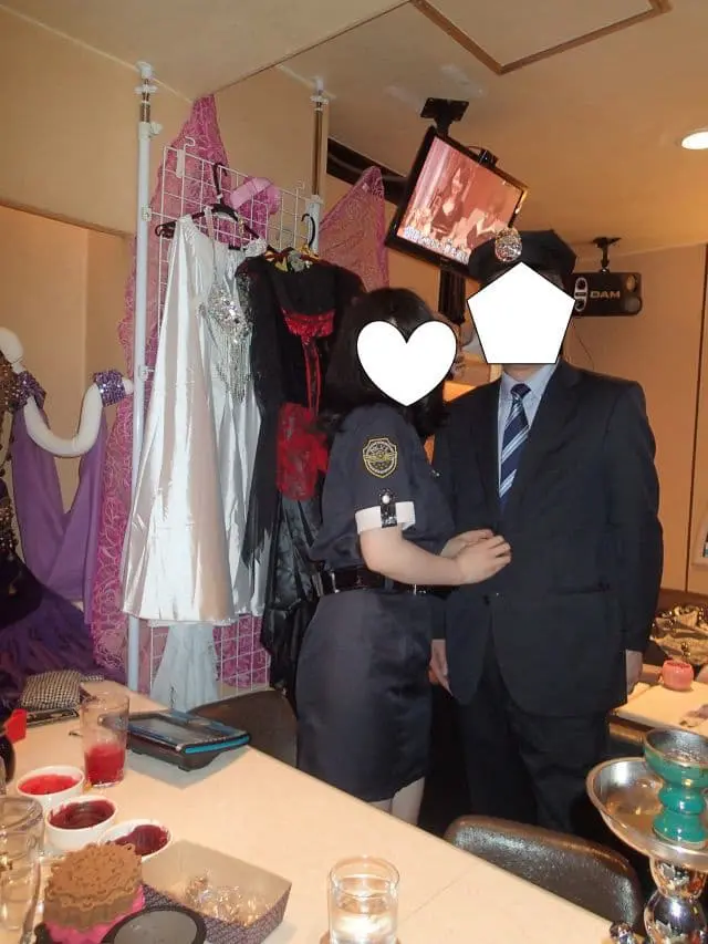 テーブルと衣装ラックが見えるイベント会場の写真
